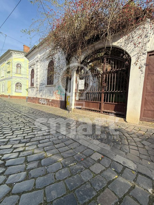 Casă în centrul istoric cu spațiu comercial și parcare proprie Zona 0