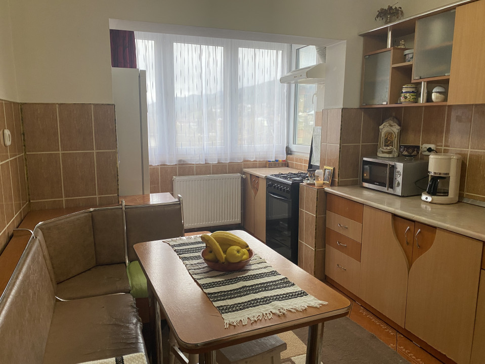 Apartament 3 camere mobilat decomandat Zona Unicarm