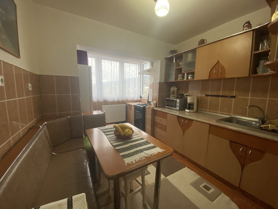 Apartament 3 camere mobilat decomandat Zona Unicarm