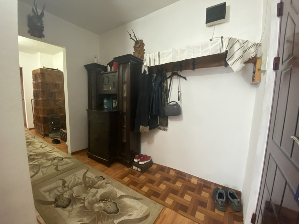 Apartament 3 camere mobilat decomandat Zona Unicarm