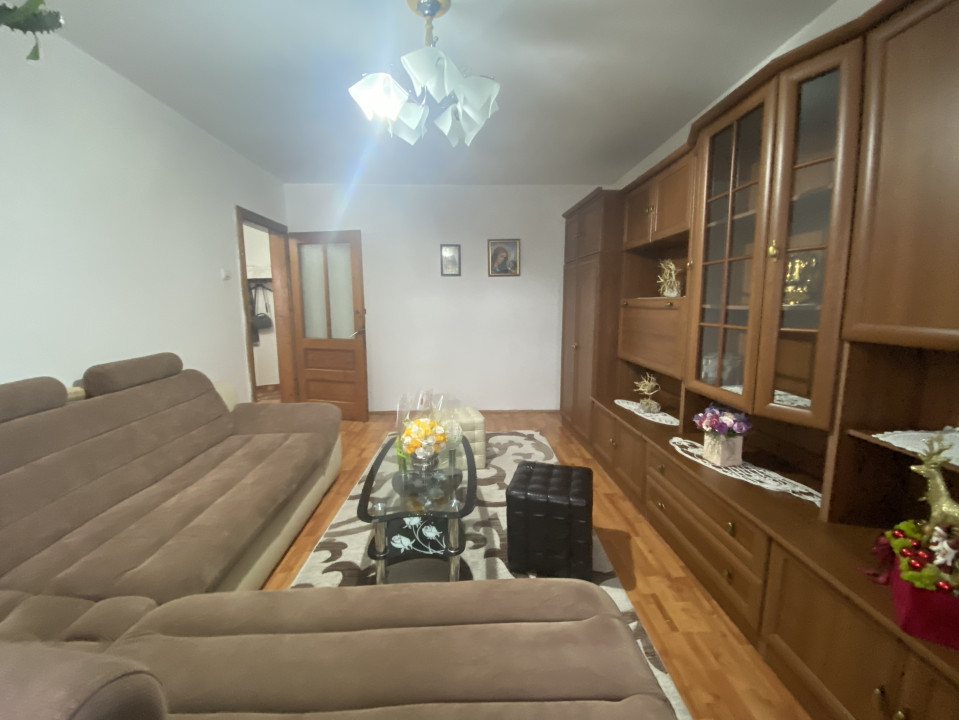 Apartament 3 camere mobilat decomandat Zona Unicarm