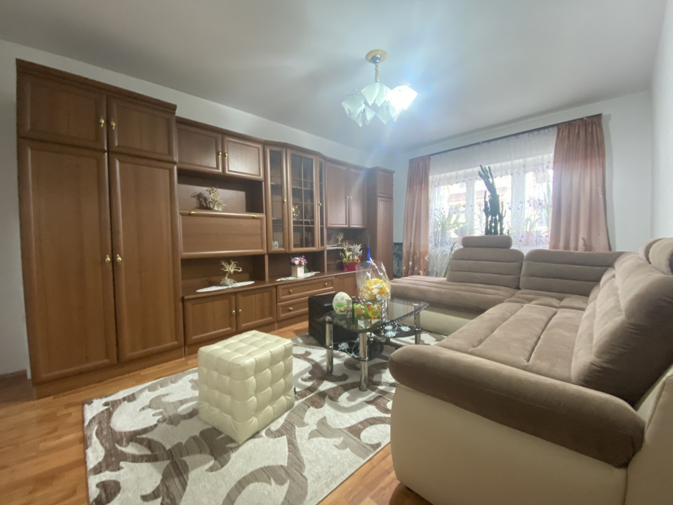 Apartament 3 camere mobilat decomandat Zona Unicarm