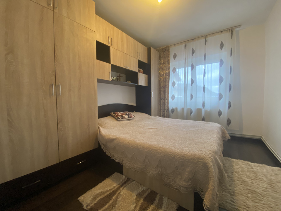 Apartament 3 camere mobilat decomandat Zona Unicarm