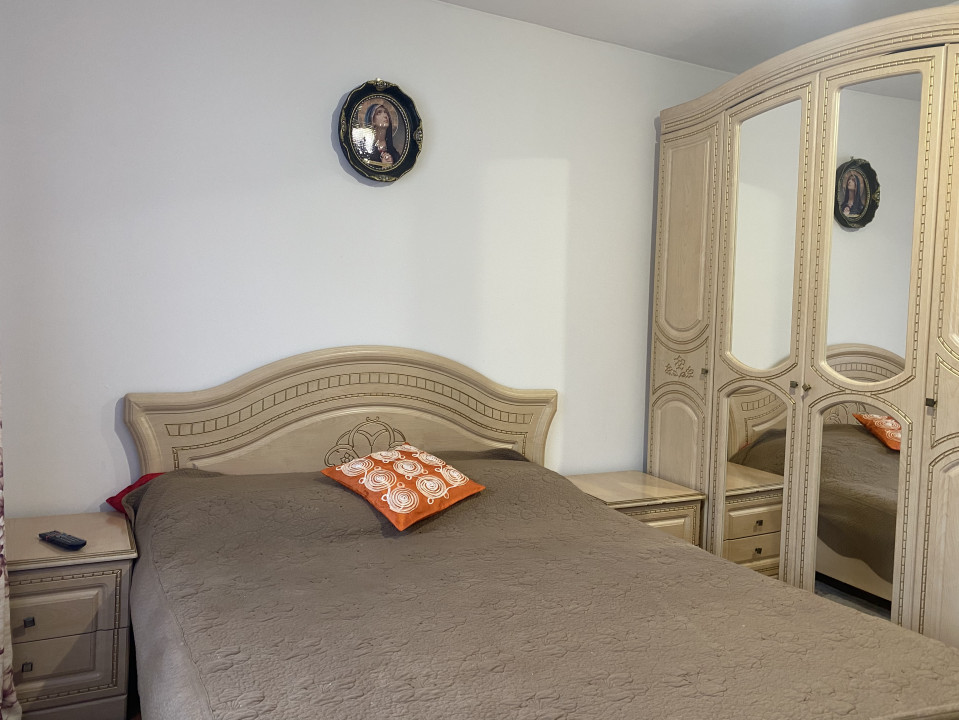 Apartament 3 camere mobilat decomandat Zona Unicarm