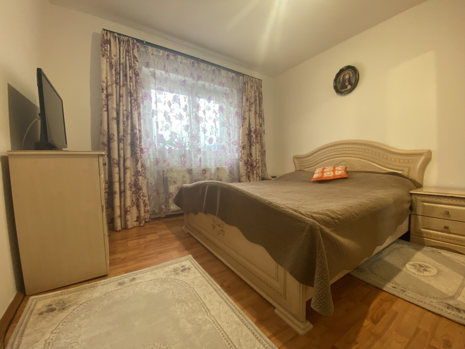 Apartament 3 camere mobilat decomandat Zona Unicarm