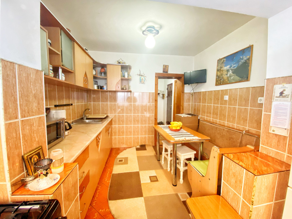 Apartament 3 camere mobilat decomandat Zona Unicarm