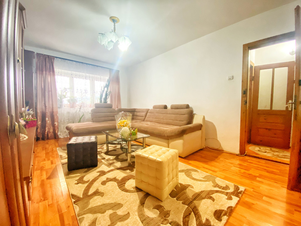 Apartament 3 camere mobilat decomandat Zona Unicarm