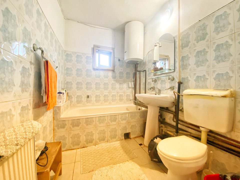 Apartament 3 camere mobilat decomandat Zona Unicarm