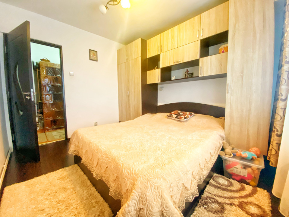 Apartament 3 camere mobilat decomandat Zona Unicarm